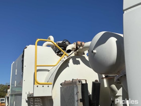 2016年式ボルボ FE320