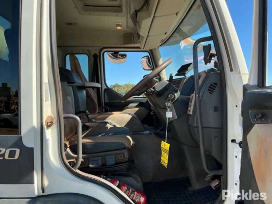 2016年式ボルボ FE320