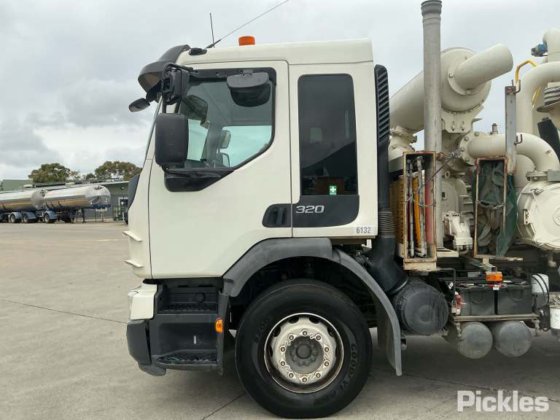 2016年式ボルボ FE320