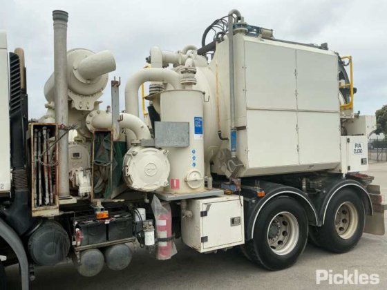 2016年式ボルボ FE320