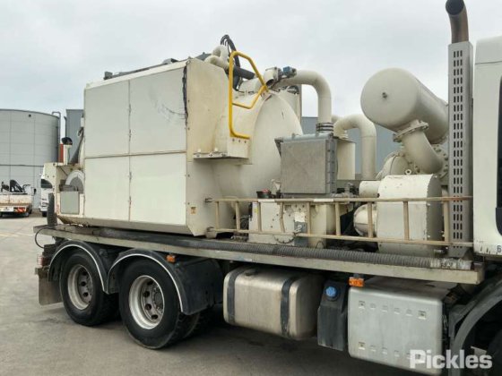 2016年式ボルボ FE320