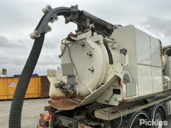 2016年式ボルボ FE320