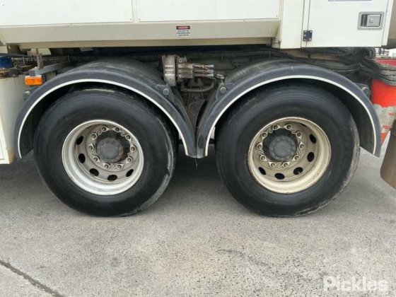 2016年式ボルボ FE320