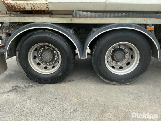 2016年式ボルボ FE320