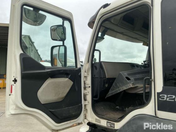 2016年式ボルボ FE320