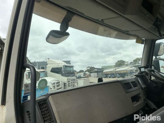 2016年式ボルボ FE320