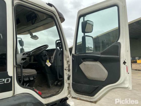 2016年式ボルボ FE320