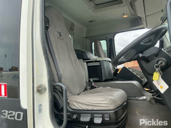 2016年式ボルボ FE320