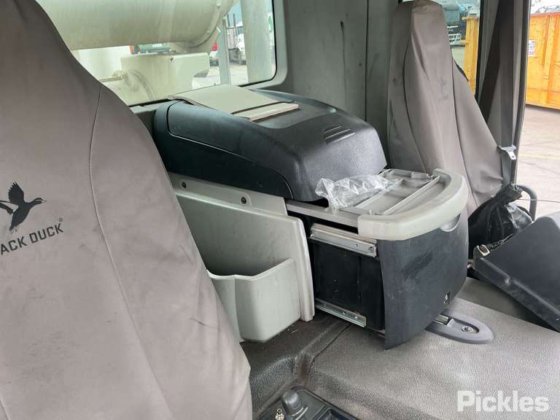 2016年式ボルボ FE320