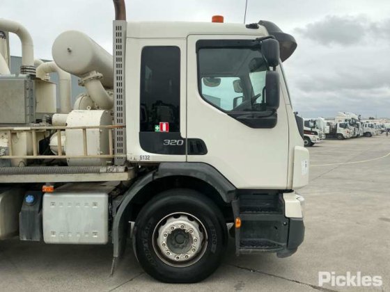 2016年式ボルボ FE320