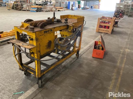 无品牌管道弯管机及动力箱工具箱