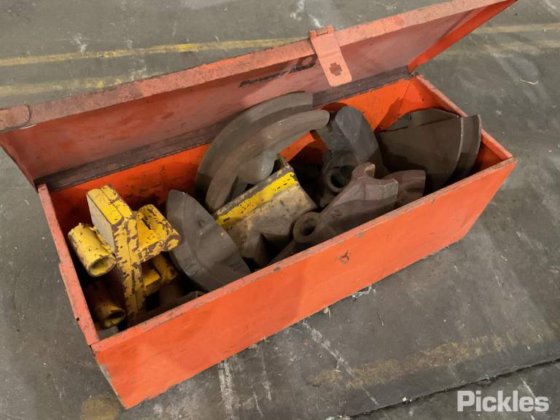 无品牌管道弯管机及动力箱工具箱