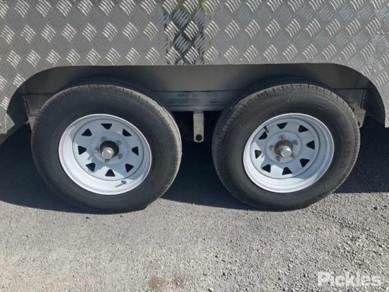 2025年グリーン有限会社フードトレーラー