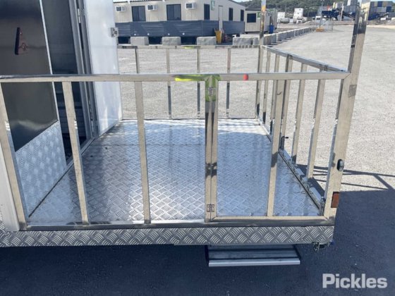 2025年グリーン有限会社フードトレーラー