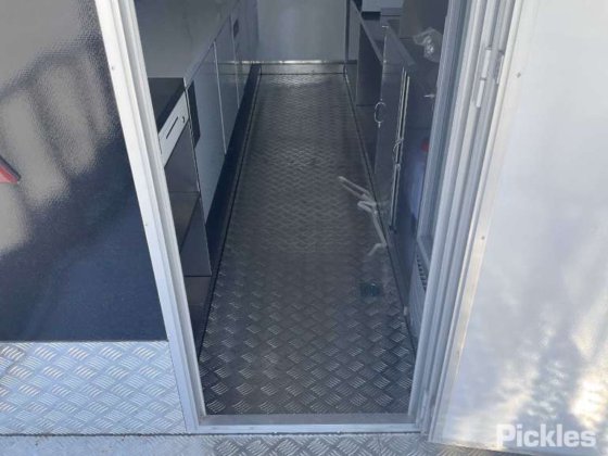 2025年グリーン有限会社フードトレーラー