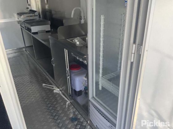 2025年グリーン有限会社フードトレーラー