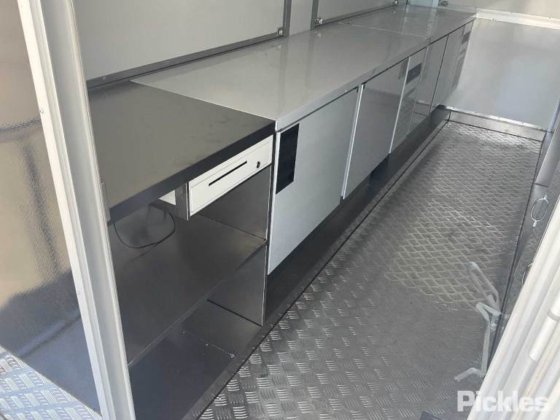 2025年グリーン有限会社フードトレーラー