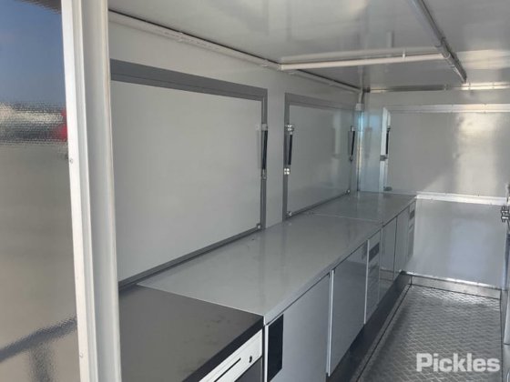 2025年グリーン有限会社フードトレーラー