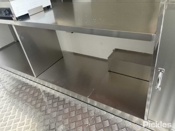 2025年グリーン有限会社フードトレーラー