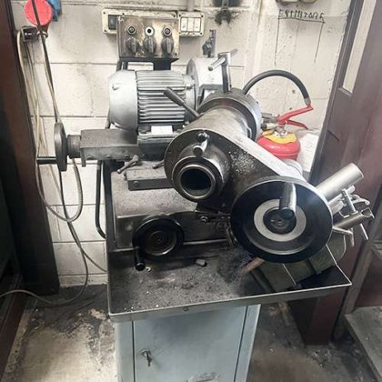 Sharpening machine for tips