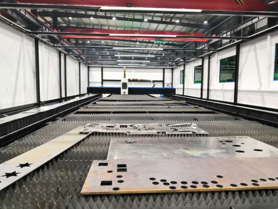 大台面大瓦数全罩式交换台数控光纤激光切割机