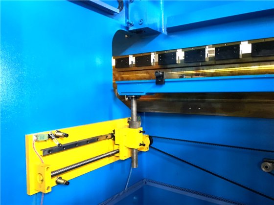 欧洲S型数控液压板式制动器，带侧面和背面安全防护装置