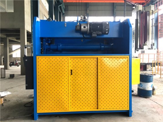 欧洲S型数控液压板式制动器，带侧面和背面安全防护装置