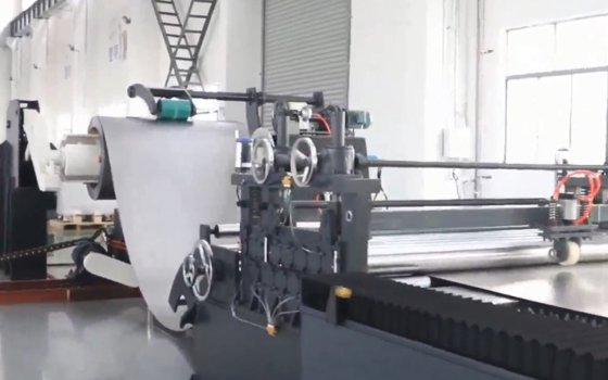 アンコイラ、ストレ-タ-、NCフィ-ダ-マシンを備えたコイルフィ-ドファイバ-レーザ-切断機