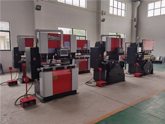 アマダ型RG60T/2000mm油圧式ダウンストローク移動プレスブレーキ曲げ機アマダ