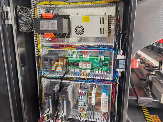 アマダ式ダウンストローク移動式板金プレスブレーキ曲げ機アマダ