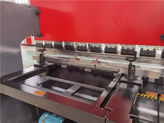 Amada型下行程移动式钣金冲压折弯机 amada