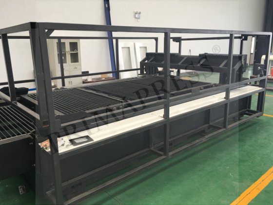 交換のテーブルが付いている金属のためのエンクロージャのフル カバー薄板金 CNC 繊維レーザーの打抜き機