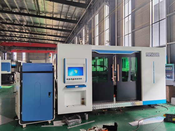 交換のテーブルが付いている金属のためのエンクロージャのフル カバー薄板金 CNC 繊維レーザーの打抜き機