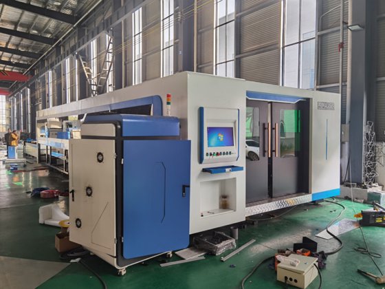 交換のテーブルが付いている金属のためのエンクロージャのフル カバー薄板金 CNC 繊維レーザーの打抜き機