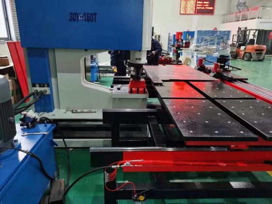 厚い版 cnc の打つ機械油圧薄板金の結合された鉄工所の打つ機械