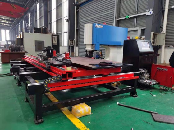 厚い版 cnc の打つ機械油圧薄板金の結合された鉄工所の打つ機械