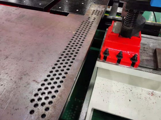 厚い版 cnc の打つ機械油圧薄板金の結合された鉄工所の打つ機械