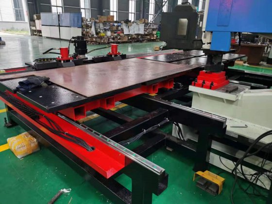 厚い版 cnc の打つ機械油圧薄板金の結合された鉄工所の打つ機械