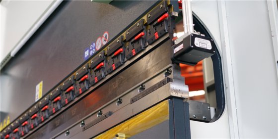 双泵驱动型电动液压数控折弯机Delem DA66T