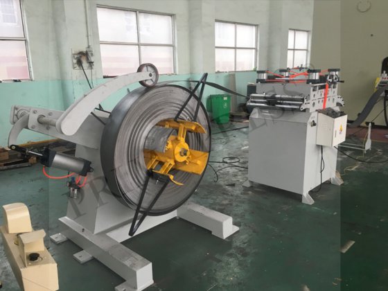 アンコイラー、NCフィーダー、プログレッシブダイによる自動パンチングライン