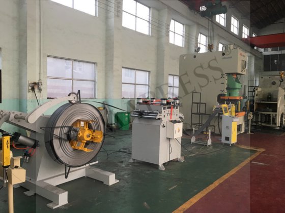 アンコイラー、NCフィーダー、プログレッシブダイによる自動パンチングライン