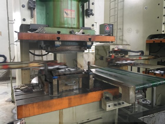 带开卷机、数控送料机、渐进式模具的自动冲孔生产线