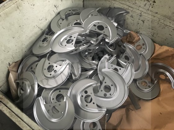 アンコイラー、NCフィーダー、プログレッシブダイによる自動パンチングライン