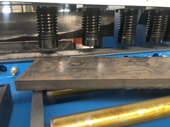 重型25毫米厚度6米断头台剪板机 船厂使用的数控液压剪板机
