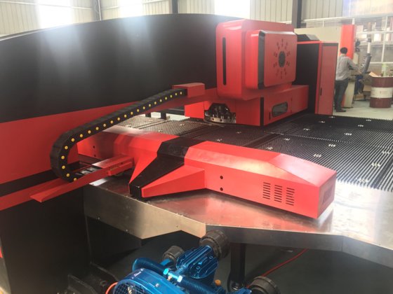 T30 CNCタレットパンチングマシン 自動穴あけ機