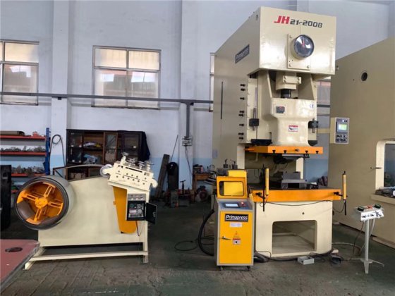 带开卷机、矫直机、数控送料器和级进模的自动冲孔线动力冲孔机