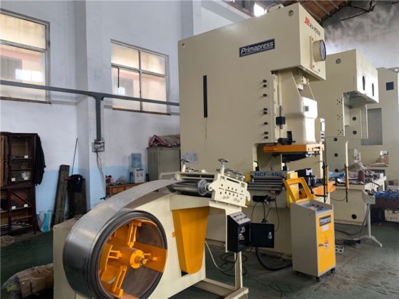 アンコイラー、ストレーター、NCフィーダー、プログレッシブダイを備えた自動パンチングラインパワープレスパンチングマシン