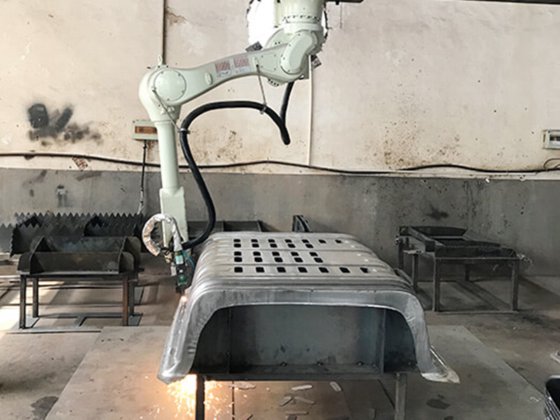 ロボット アームを溶接するガントリー タイプ cnc の繊維レーザーの切断はガントリー繊維レーザーの溶接を武装させます