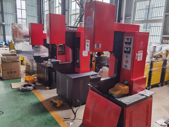 厂家直销的工具，自动螺母螺栓铆钉冲床，液压铆钉机，用于金属钢的铆接。