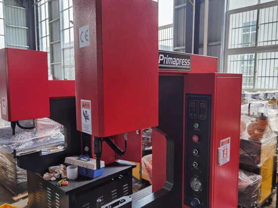 厂家直销的工具，自动螺母螺栓铆钉冲床，液压铆钉机，用于金属钢的铆接。